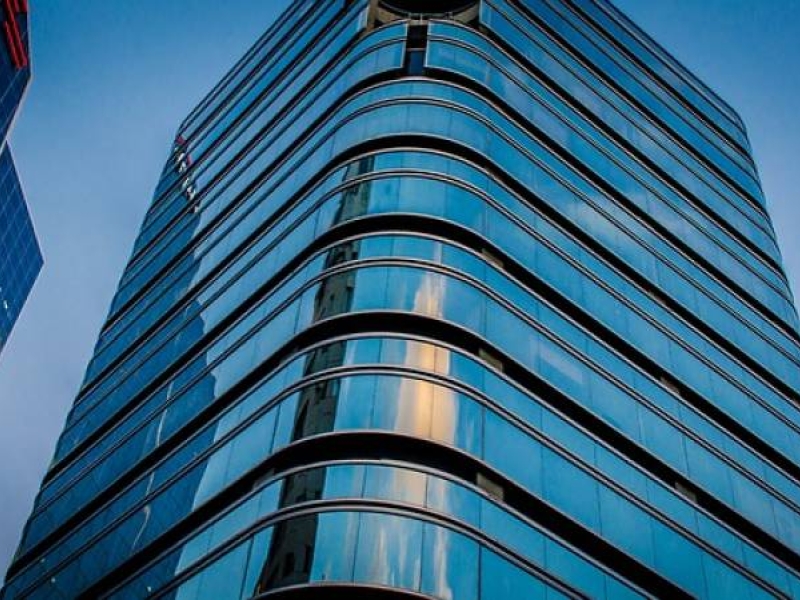Limpieza de ventanas en el edificio Emblem en Barcelona 