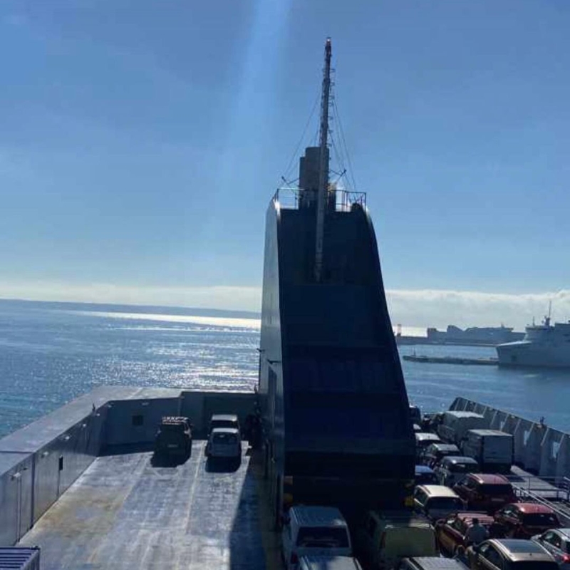 MALLORCA Embarcados en el ferry de #transmediterranea para transportar 