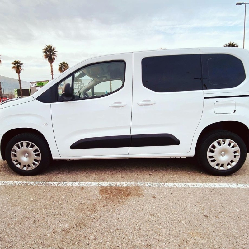 MINI-FURGO Buenas tardes, hemos optado por tintar las lunas traseras de la mini 