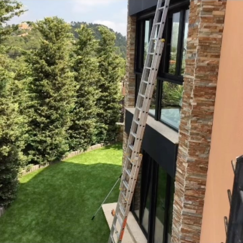 Seguimos limpiando cristales #fachadas #casas #pisos #gondolas #alturas 